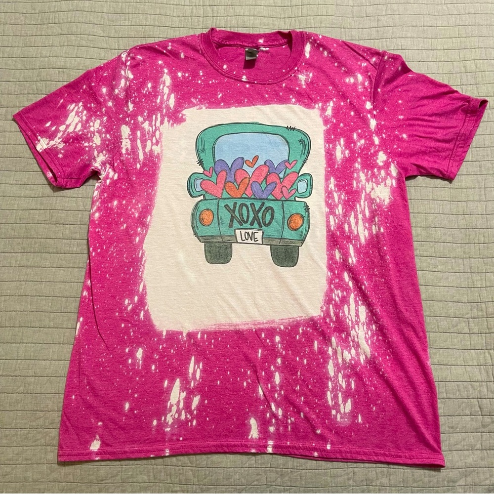 XOXO Cute Pink Heart Truck Happy Valentine's Day T-Shirt Size Large Gildan - Picture 1 of 8